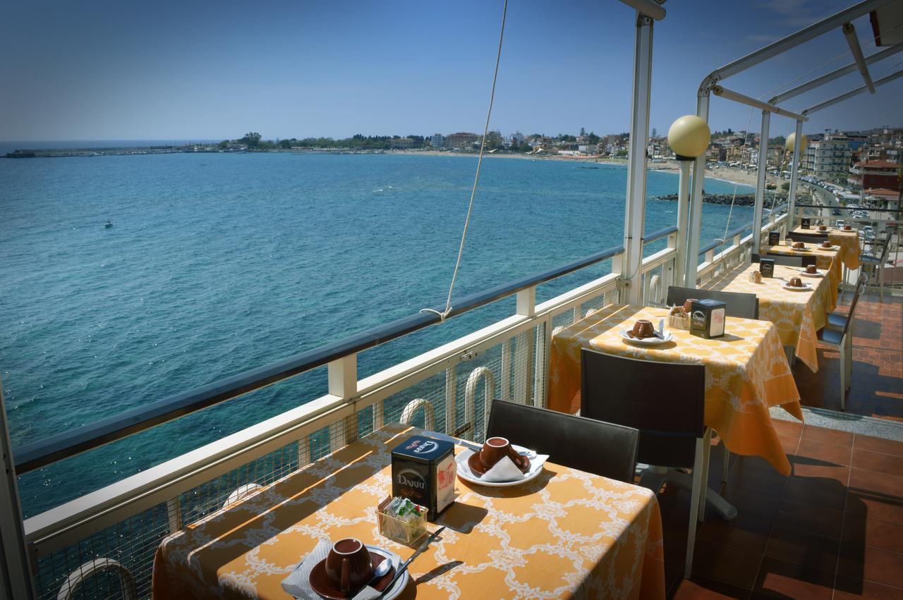 Hotel La Riva Джардини Наксос Екстериор снимка