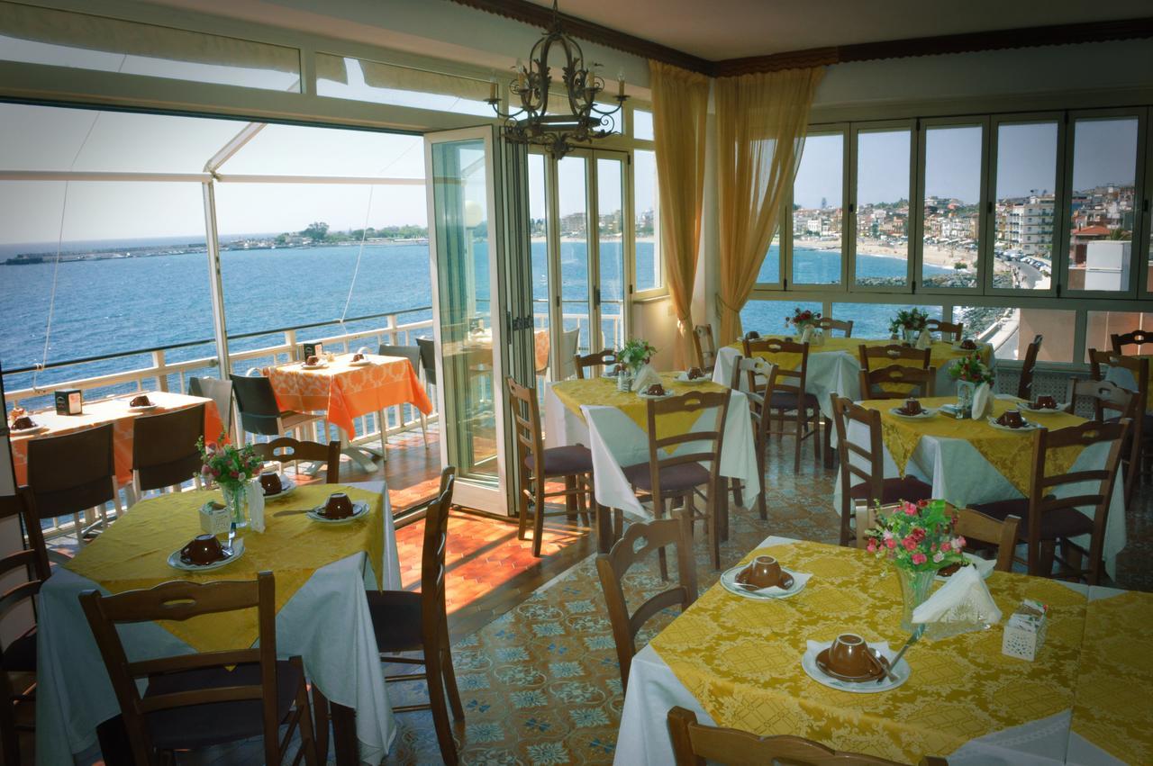 Hotel La Riva Джардини Наксос Екстериор снимка