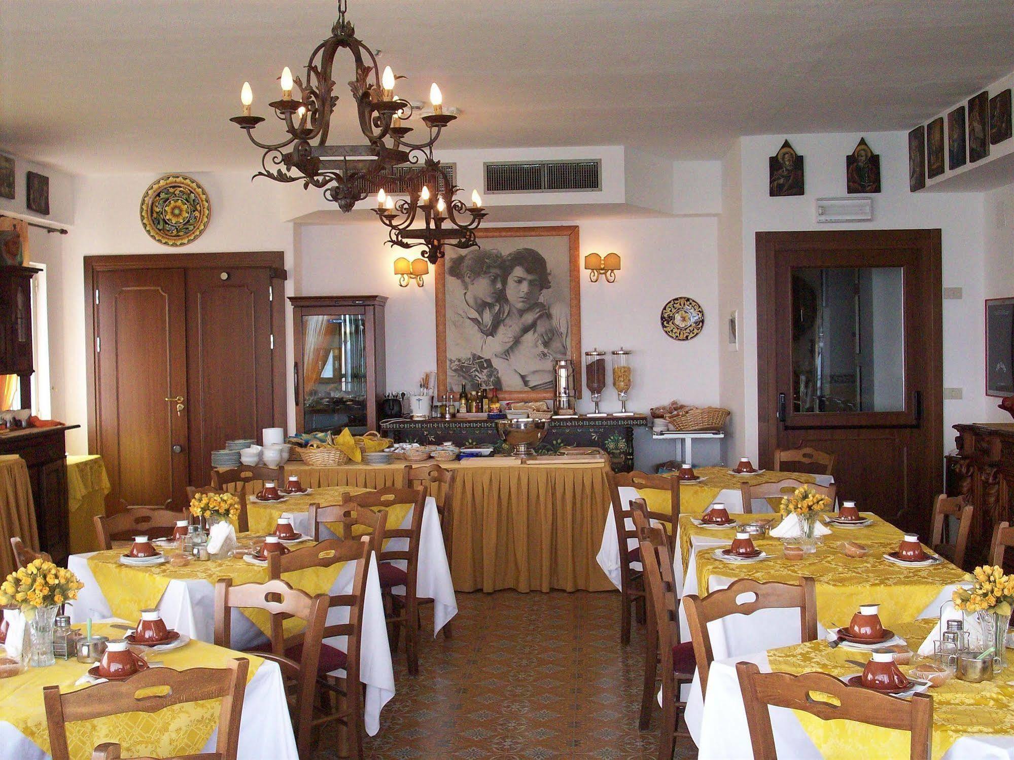 Hotel La Riva Джардини Наксос Екстериор снимка